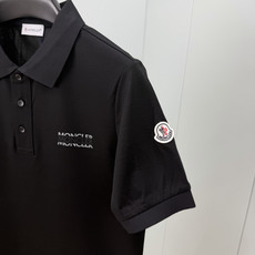 Moncler.蒙口 SS26春夏新品字母印花标识Polo衫,以最简约的形式呈现,体现了休闲雅致风格,正面饰品牌字母lo Moncler.蒙口 SS26春夏新品字母印花标识Polo衫,以最简约的形式呈现,体现了休闲雅致风格,正面饰品牌字母lo