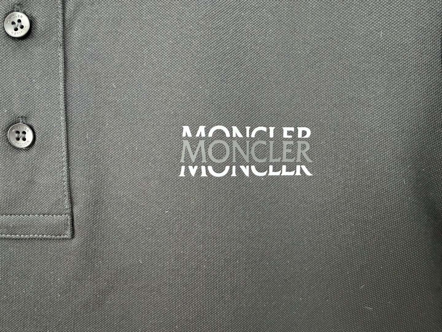 Moncler.蒙口 SS26春夏新品字母印花标识Polo衫,以最简约的形式呈现,体现了休闲雅致风格,正面饰品牌字母lo Moncler.蒙口 SS26春夏新品字母印花标识Polo衫,以最简约的形式呈现,体现了休闲雅致风格,正面饰品牌字母lo