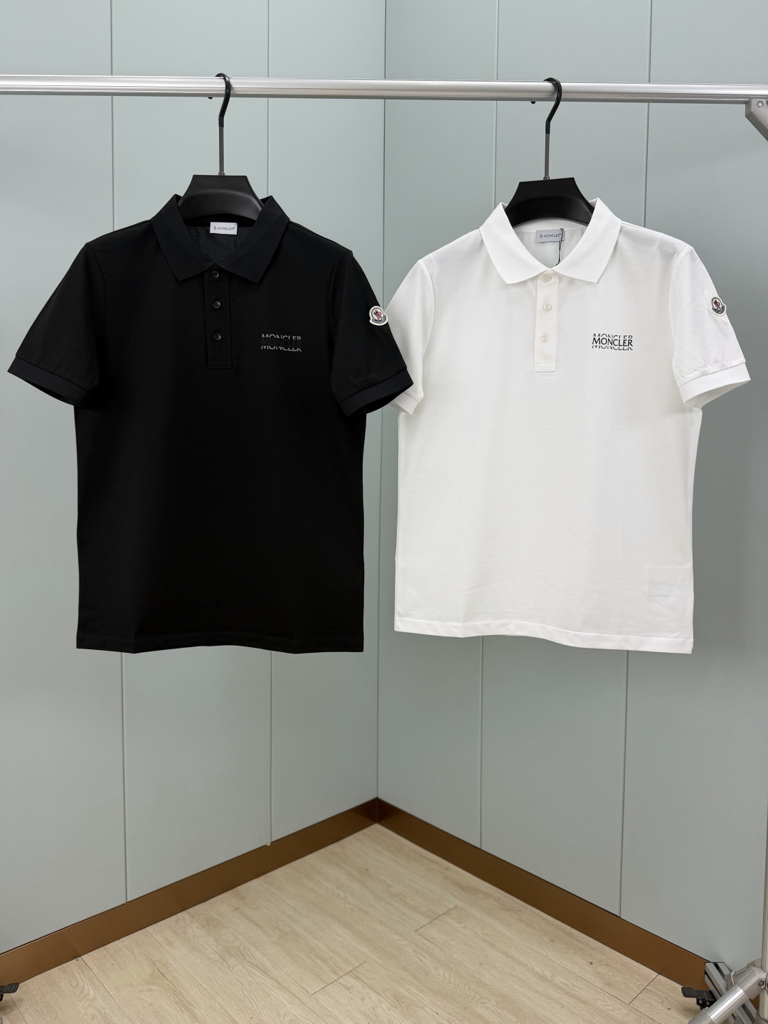 Moncler.蒙口 SS26春夏新品字母印花标识Polo衫,以最简约的形式呈现,体现了休闲雅致风格,正面饰品牌字母lo Moncler.蒙口 SS26春夏新品字母印花标识Polo衫,以最简约的形式呈现,体现了休闲雅致风格,正面饰品牌字母lo