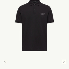 Moncler.蒙口 SS26春夏新品字母印花标识Polo衫,以最简约的形式呈现,体现了休闲雅致风格,正面饰品牌字母lo Moncler.蒙口 SS26春夏新品字母印花标识Polo衫,以最简约的形式呈现,体现了休闲雅致风格,正面饰品牌字母lo