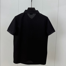 Moncler.蒙口 SS26春夏新品字母印花标识Polo衫,以最简约的形式呈现,体现了休闲雅致风格,正面饰品牌字母lo Moncler.蒙口 SS26春夏新品字母印花标识Polo衫,以最简约的形式呈现,体现了休闲雅致风格,正面饰品牌字母lo