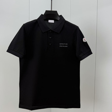 Moncler.蒙口 SS26春夏新品字母印花标识Polo衫,以最简约的形式呈现,体现了休闲雅致风格,正面饰品牌字母lo Moncler.蒙口 SS26春夏新品字母印花标识Polo衫,以最简约的形式呈现,体现了休闲雅致风格,正面饰品牌字母lo