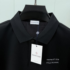 Moncler.蒙口 SS26春夏新品字母印花标识Polo衫,以最简约的形式呈现,体现了休闲雅致风格,正面饰品牌字母lo Moncler.蒙口 SS26春夏新品字母印花标识Polo衫,以最简约的形式呈现,体现了休闲雅致风格,正面饰品牌字母lo