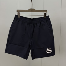 Moncler.蒙口 26夏季新品条纹刺绣徽章再生尼龙四分休闲短裤,正面左侧下摆饰有新季元素条纹刺绣logo标识、背面袋 Moncler.蒙口 26夏季新品条纹刺绣徽章再生尼龙四分休闲短裤,正面左侧下摆饰有新季元素条纹刺绣logo标识、背面袋