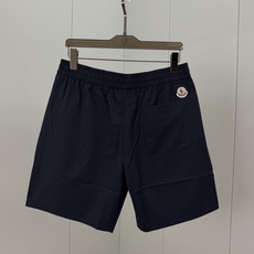 Moncler.蒙口 26夏季新品条纹刺绣徽章再生尼龙四分休闲短裤,正面左侧下摆饰有新季元素条纹刺绣logo标识、背面袋 Moncler.蒙口 26夏季新品条纹刺绣徽章再生尼龙四分休闲短裤,正面左侧下摆饰有新季元素条纹刺绣logo标识、背面袋