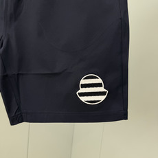 Moncler.蒙口 26夏季新品条纹刺绣徽章再生尼龙四分休闲短裤,正面左侧下摆饰有新季元素条纹刺绣logo标识、背面袋 Moncler.蒙口 26夏季新品条纹刺绣徽章再生尼龙四分休闲短裤,正面左侧下摆饰有新季元素条纹刺绣logo标识、背面袋