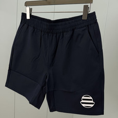 Moncler.蒙口 26夏季新品条纹刺绣徽章再生尼龙四分休闲短裤,正面左侧下摆饰有新季元素条纹刺绣logo标识、背面袋 Moncler.蒙口 26夏季新品条纹刺绣徽章再生尼龙四分休闲短裤,正面左侧下摆饰有新季元素条纹刺绣logo标识、背面袋