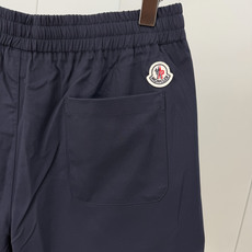 Moncler.蒙口 26夏季新品条纹刺绣徽章再生尼龙四分休闲短裤,正面左侧下摆饰有新季元素条纹刺绣logo标识、背面袋 Moncler.蒙口 26夏季新品条纹刺绣徽章再生尼龙四分休闲短裤,正面左侧下摆饰有新季元素条纹刺绣logo标识、背面袋