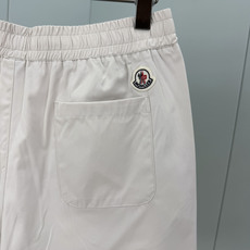 Moncler.蒙口 26夏季新品条纹刺绣徽章再生尼龙四分休闲短裤,正面左侧下摆饰有新季元素条纹刺绣logo标识、背面袋 Moncler.蒙口 26夏季新品条纹刺绣徽章再生尼龙四分休闲短裤,正面左侧下摆饰有新季元素条纹刺绣logo标识、背面袋