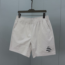 Moncler.蒙口 26夏季新品条纹刺绣徽章再生尼龙四分休闲短裤,正面左侧下摆饰有新季元素条纹刺绣logo标识、背面袋 Moncler.蒙口 26夏季新品条纹刺绣徽章再生尼龙四分休闲短裤,正面左侧下摆饰有新季元素条纹刺绣logo标识、背面袋