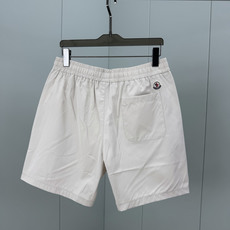 Moncler.蒙口 26夏季新品条纹刺绣徽章再生尼龙四分休闲短裤,正面左侧下摆饰有新季元素条纹刺绣logo标识、背面袋 Moncler.蒙口 26夏季新品条纹刺绣徽章再生尼龙四分休闲短裤,正面左侧下摆饰有新季元素条纹刺绣logo标识、背面袋