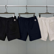Moncler.蒙口 26夏季新品条纹刺绣徽章再生尼龙四分休闲短裤,正面左侧下摆饰有新季元素条纹刺绣logo标识、背面袋 Moncler.蒙口 26夏季新品条纹刺绣徽章再生尼龙四分休闲短裤,正面左侧下摆饰有新季元素条纹刺绣logo标识、背面袋