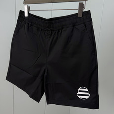 Moncler.蒙口 26夏季新品条纹刺绣徽章再生尼龙四分休闲短裤,正面左侧下摆饰有新季元素条纹刺绣logo标识、背面袋 Moncler.蒙口 26夏季新品条纹刺绣徽章再生尼龙四分休闲短裤,正面左侧下摆饰有新季元素条纹刺绣logo标识、背面袋