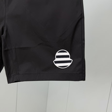Moncler.蒙口 26夏季新品条纹刺绣徽章再生尼龙四分休闲短裤,正面左侧下摆饰有新季元素条纹刺绣logo标识、背面袋 Moncler.蒙口 26夏季新品条纹刺绣徽章再生尼龙四分休闲短裤,正面左侧下摆饰有新季元素条纹刺绣logo标识、背面袋