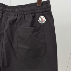 Moncler.蒙口 26夏季新品条纹刺绣徽章再生尼龙四分休闲短裤,正面左侧下摆饰有新季元素条纹刺绣logo标识、背面袋 Moncler.蒙口 26夏季新品条纹刺绣徽章再生尼龙四分休闲短裤,正面左侧下摆饰有新季元素条纹刺绣logo标识、背面袋