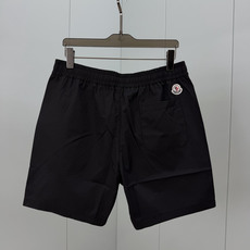 Moncler.蒙口 26夏季新品条纹刺绣徽章再生尼龙四分休闲短裤,正面左侧下摆饰有新季元素条纹刺绣logo标识、背面袋 Moncler.蒙口 26夏季新品条纹刺绣徽章再生尼龙四分休闲短裤,正面左侧下摆饰有新季元素条纹刺绣logo标识、背面袋