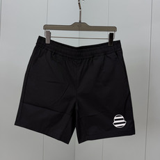 Moncler.蒙口 26夏季新品条纹刺绣徽章再生尼龙四分休闲短裤,正面左侧下摆饰有新季元素条纹刺绣logo标识、背面袋 Moncler.蒙口 26夏季新品条纹刺绣徽章再生尼龙四分休闲短裤,正面左侧下摆饰有新季元素条纹刺绣logo标识、背面袋