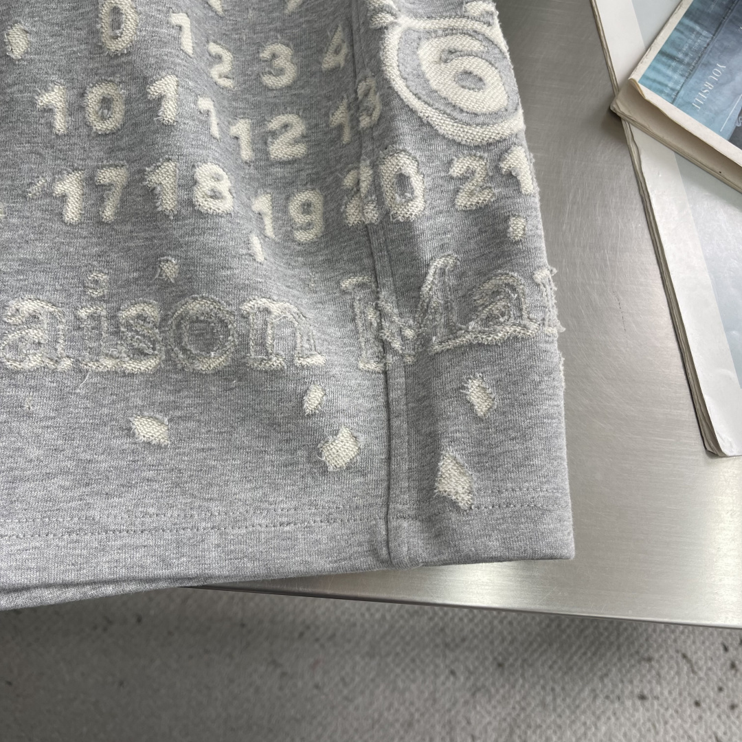 -MM6 马吉拉   26ss新款松紧腰数字🔢休闲短裤 风尚前沿的不二之选。右腿绣花+左腿🔢烧花，传承经典，交织时尚与历