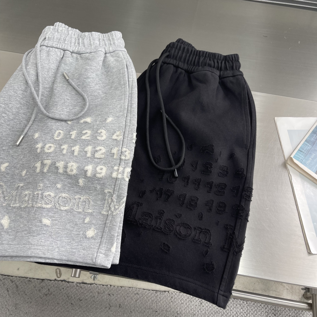 -MM6 马吉拉   26ss新款松紧腰数字🔢休闲短裤 风尚前沿的不二之选。右腿绣花+左腿🔢烧花，传承经典，交织时尚与历