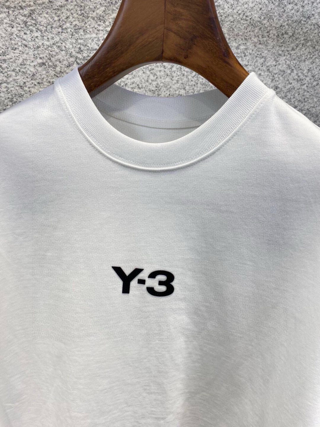 新款🌟Y3，采用进口棉材质制作而成，柔软的面料触感，贴身穿着亲肤舒适，胸前经典的贴布压胶Y-3字母图案设计，非常的新颖且
