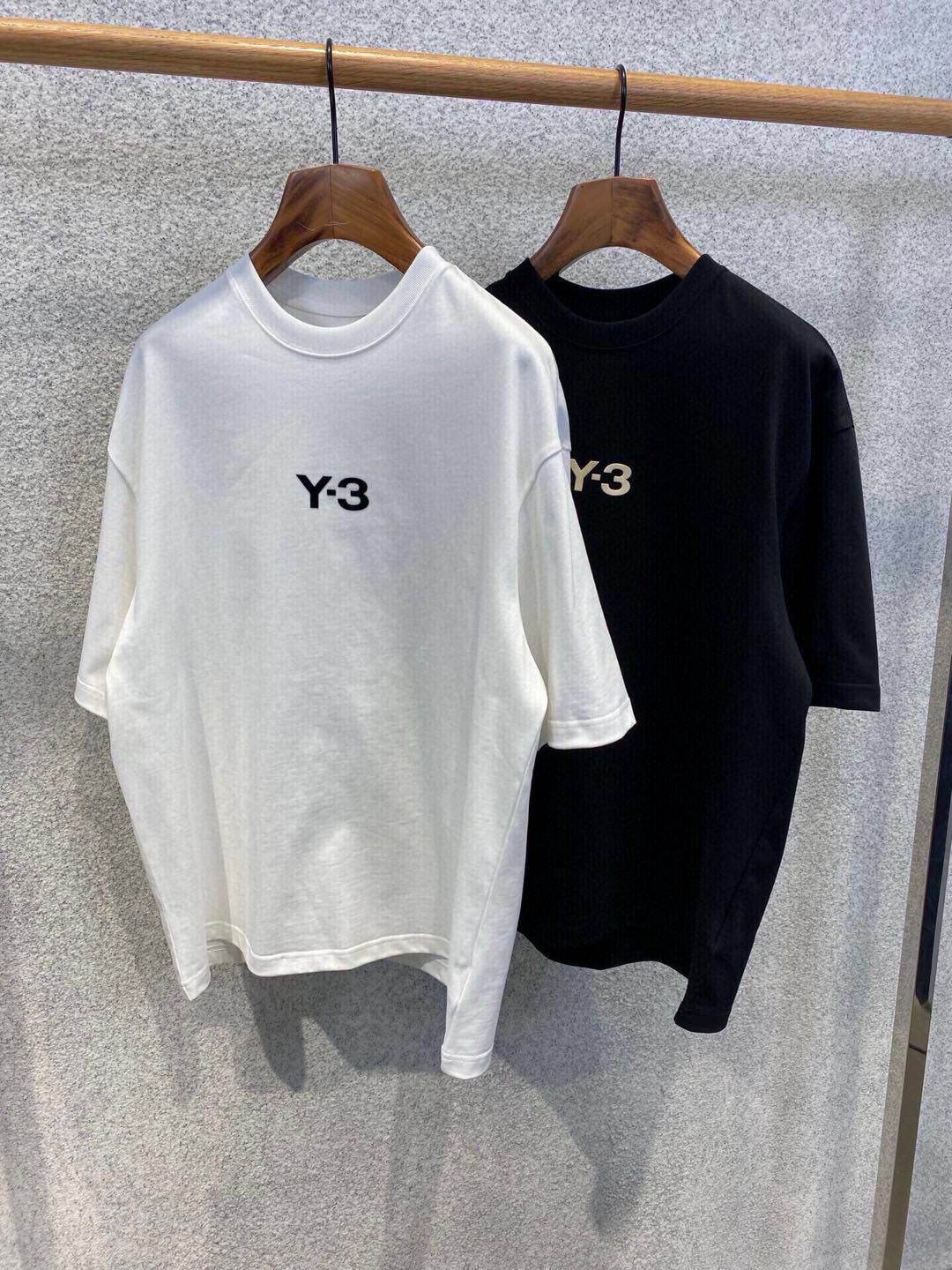 新款🌟Y3，采用进口棉材质制作而成，柔软的面料触感，贴身穿着亲肤舒适，胸前经典的贴布压胶Y-3字母图案设计，非常的新颖且