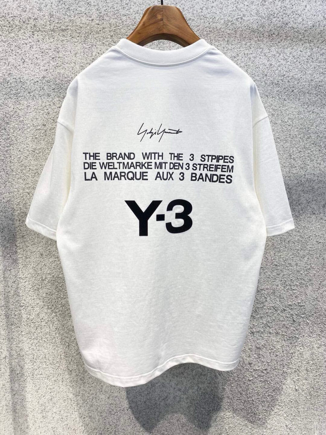 新款🌟Y3，采用进口棉材质制作而成，柔软的面料触感，贴身穿着亲肤舒适，胸前经典的贴布压胶Y-3字母图案设计，非常的新颖且
