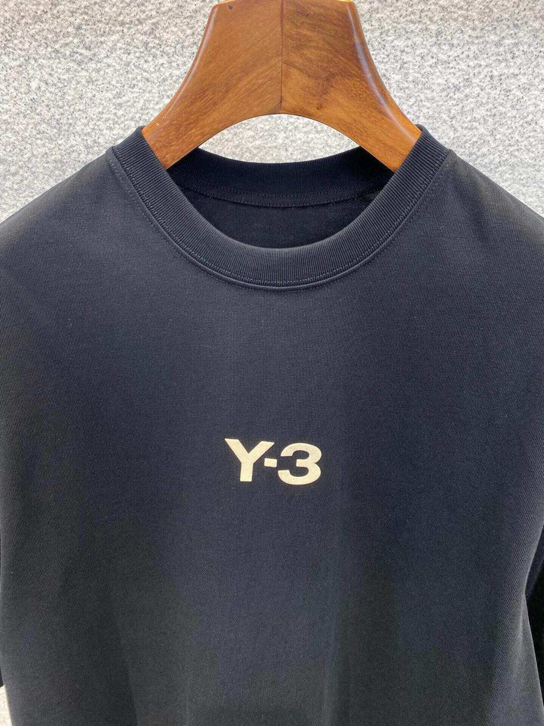 新款🌟Y3，采用进口棉材质制作而成，柔软的面料触感，贴身穿着亲肤舒适，胸前经典的贴布压胶Y-3字母图案设计，非常的新颖且