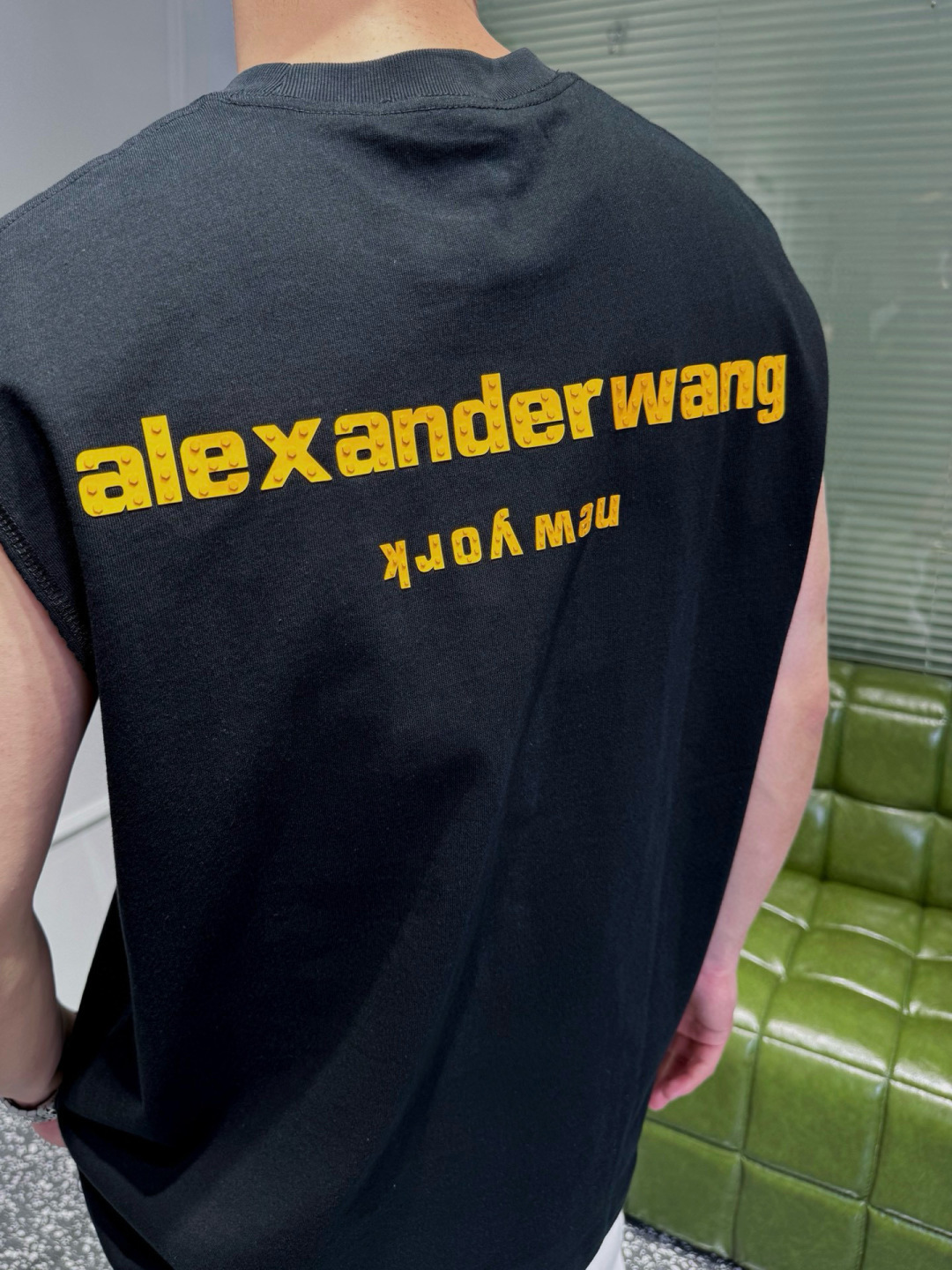 品牌：WANG 季度：2026春夏 颜色：黑色 白色  尺码：XS-XL 版型：宽松阔版  背心 成分：100%棉 工艺