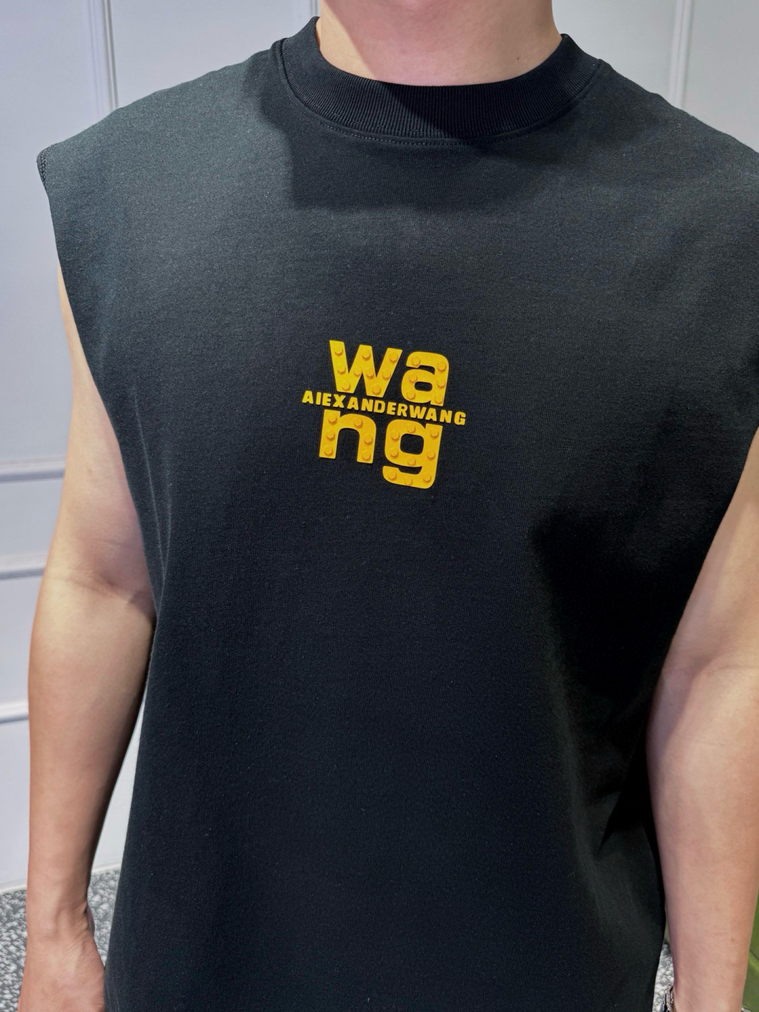 品牌：WANG 季度：2026春夏 颜色：黑色 白色  尺码：XS-XL 版型：宽松阔版  背心 成分：100%棉 工艺