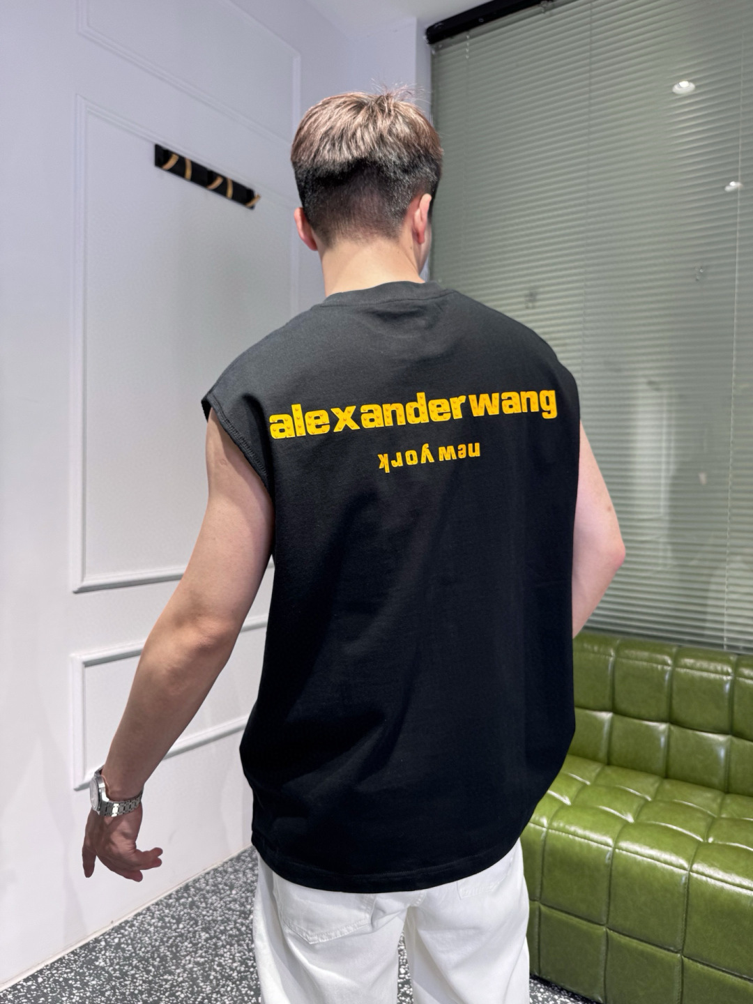 品牌：WANG 季度：2026春夏 颜色：黑色 白色  尺码：XS-XL 版型：宽松阔版  背心 成分：100%棉 工艺