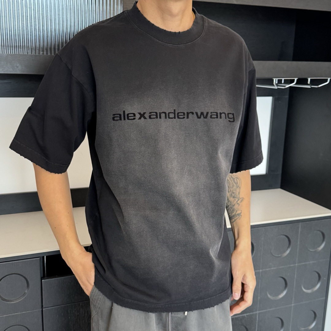 Alexander🌟2026年新款春季短袖🆕采用纯棉面料，手感细腻，超级时尚洋气！码数：XS S M L XL 男女同款
