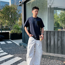 CD2026春夏新款高端休闲短袖T恤 胸口品牌logo皮标压印 时尚潮流 上身就知道是顶级牛货。略宽松版型,低调气质单品 CD2026春夏新款高端休闲短袖T恤 胸口品牌logo皮标压印 时尚潮流 上身就知道是顶级牛货。略宽松版型,低调气质单品