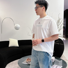 CD2026春夏 年年经典字母标志✅圆领短袖T恤衫 不一样的工艺带来不同的视觉效果 今年采用时尚撞色牙刷刺绣的工艺来呈现 CD2026春夏 年年经典字母标志✅圆领短袖T恤衫 不一样的工艺带来不同的视觉效果 今年采用时尚撞色牙刷刺绣的工艺来呈现