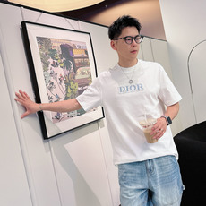 CD2026春夏 年年经典字母标志✅圆领短袖T恤衫 不一样的工艺带来不同的视觉效果 今年采用时尚撞色牙刷刺绣的工艺来呈现 CD2026春夏 年年经典字母标志✅圆领短袖T恤衫 不一样的工艺带来不同的视觉效果 今年采用时尚撞色牙刷刺绣的工艺来呈现