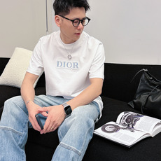 CD2026春夏 年年经典字母标志✅圆领短袖T恤衫 不一样的工艺带来不同的视觉效果 今年采用时尚撞色牙刷刺绣的工艺来呈现 CD2026春夏 年年经典字母标志✅圆领短袖T恤衫 不一样的工艺带来不同的视觉效果 今年采用时尚撞色牙刷刺绣的工艺来呈现