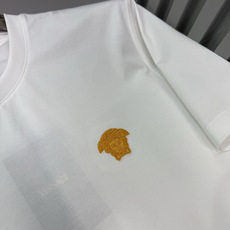 Versace2026春夏的经典款男士Medusa 短袖T恤;设计简约大气,兼具高级感与日常实穿性。 标志性美杜莎刺绣: Versace2026春夏的经典款男士Medusa 短袖T恤;设计简约大气,兼具高级感与日常实穿性。 标志性美杜莎刺绣: