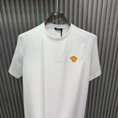 Versace2026春夏的经典款男士Medusa 短袖T恤;设计简约大气,兼具高级感与日常实穿性。 标志性美杜莎刺绣: Versace2026春夏的经典款男士Medusa 短袖T恤;设计简约大气,兼具高级感与日常实穿性。 标志性美杜莎刺绣: