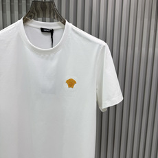 Versace2026春夏的经典款男士Medusa 短袖T恤;设计简约大气,兼具高级感与日常实穿性。 标志性美杜莎刺绣: Versace2026春夏的经典款男士Medusa 短袖T恤;设计简约大气,兼具高级感与日常实穿性。 标志性美杜莎刺绣: