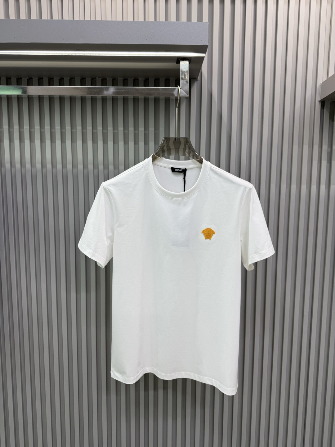 Versace2026春夏的经典款男士Medusa 短袖T恤；设计简约大气，兼具高级感与日常实穿性。 标志性美杜莎刺绣：