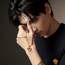 Versace2026春夏的经典款男士Medusa 短袖T恤;设计简约大气,兼具高级感与日常实穿性。 标志性美杜莎刺绣: Versace2026春夏的经典款男士Medusa 短袖T恤;设计简约大气,兼具高级感与日常实穿性。 标志性美杜莎刺绣: