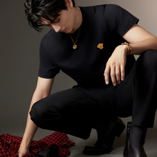Versace2026春夏的经典款男士Medusa 短袖T恤;设计简约大气,兼具高级感与日常实穿性。 标志性美杜莎刺绣: Versace2026春夏的经典款男士Medusa 短袖T恤;设计简约大气,兼具高级感与日常实穿性。 标志性美杜莎刺绣: