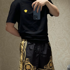 Versace2026春夏的经典款男士Medusa 短袖T恤;设计简约大气,兼具高级感与日常实穿性。 标志性美杜莎刺绣: Versace2026春夏的经典款男士Medusa 短袖T恤;设计简约大气,兼具高级感与日常实穿性。 标志性美杜莎刺绣: