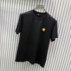 Versace2026春夏的经典款男士Medusa 短袖T恤;设计简约大气,兼具高级感与日常实穿性。 标志性美杜莎刺绣: Versace2026春夏的经典款男士Medusa 短袖T恤;设计简约大气,兼具高级感与日常实穿性。 标志性美杜莎刺绣: