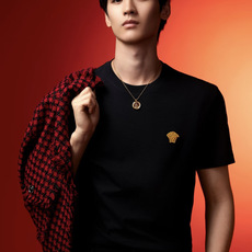 Versace2026春夏的经典款男士Medusa 短袖T恤;设计简约大气,兼具高级感与日常实穿性。 标志性美杜莎刺绣: Versace2026春夏的经典款男士Medusa 短袖T恤;设计简约大气,兼具高级感与日常实穿性。 标志性美杜莎刺绣: