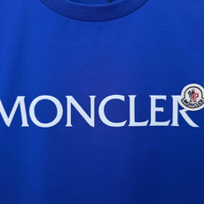 Moncler.蒙口 春夏经典系列款字母植绒印花标识短袖T恤,正面字母由植绒工艺设计加以经典毡艺刺绣小标点缀组合设计,采 Moncler.蒙口 春夏经典系列款字母植绒印花标识短袖T恤,正面字母由植绒工艺设计加以经典毡艺刺绣小标点缀组合设计,采