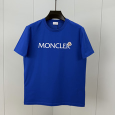Moncler.蒙口 春夏经典系列款字母植绒印花标识短袖T恤,正面字母由植绒工艺设计加以经典毡艺刺绣小标点缀组合设计,采 Moncler.蒙口 春夏经典系列款字母植绒印花标识短袖T恤,正面字母由植绒工艺设计加以经典毡艺刺绣小标点缀组合设计,采