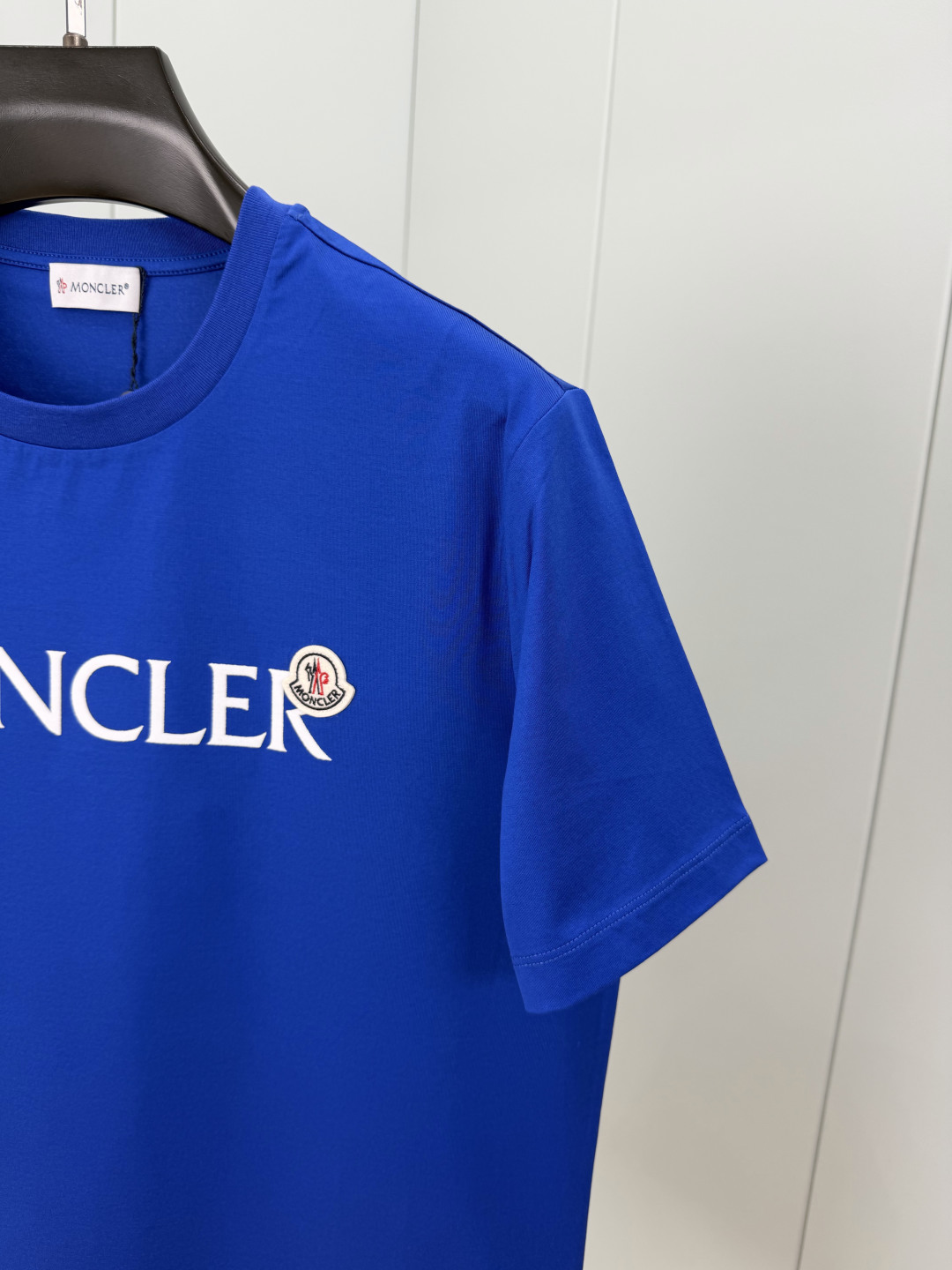 Moncler.蒙口 春夏经典系列款字母植绒印花标识短袖T恤,正面字母由植绒工艺设计加以经典毡艺刺绣小标点缀组合设计,采 Moncler.蒙口 春夏经典系列款字母植绒印花标识短袖T恤,正面字母由植绒工艺设计加以经典毡艺刺绣小标点缀组合设计,采