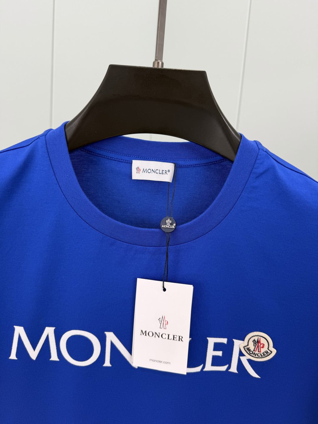 Moncler.蒙口 春夏经典系列款字母植绒印花标识短袖T恤,正面字母由植绒工艺设计加以经典毡艺刺绣小标点缀组合设计,采 Moncler.蒙口 春夏经典系列款字母植绒印花标识短袖T恤,正面字母由植绒工艺设计加以经典毡艺刺绣小标点缀组合设计,采