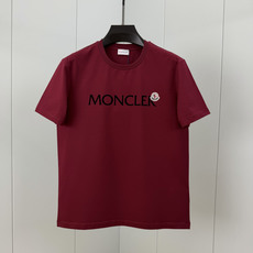Moncler.蒙口 春夏经典系列款字母植绒印花标识短袖T恤,正面字母由植绒工艺设计加以经典毡艺刺绣小标点缀组合设计,采 Moncler.蒙口 春夏经典系列款字母植绒印花标识短袖T恤,正面字母由植绒工艺设计加以经典毡艺刺绣小标点缀组合设计,采