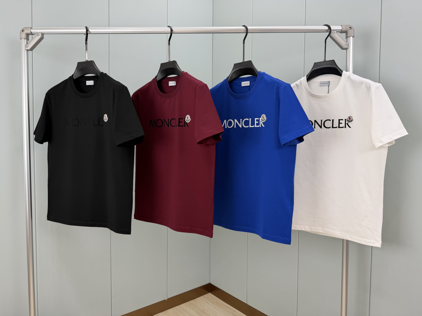 Moncler.蒙口 春夏经典系列款字母植绒印花标识短袖T恤,正面字母由植绒工艺设计加以经典毡艺刺绣小标点缀组合设计,采 Moncler.蒙口 春夏经典系列款字母植绒印花标识短袖T恤,正面字母由植绒工艺设计加以经典毡艺刺绣小标点缀组合设计,采